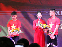 Quang Hải mượn máy ảnh chụp hình nữ MC xinh đẹp tại lễ nhận thưởng