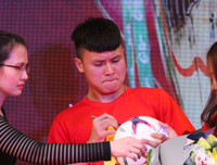 Quang Hải mượn máy ảnh chụp hình nữ MC xinh đẹp tại lễ nhận thưởng