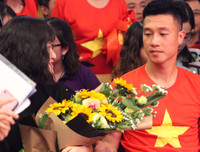 [ẢNH] Tiền vệ Huy Hùng nắm chặt tay bạn gái khi đi nhận thưởng 1 tỷ đồng