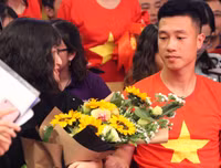 [ẢNH] Tiền vệ Huy Hùng nắm chặt tay bạn gái khi đi nhận thưởng 1 tỷ đồng