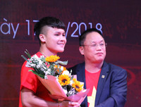 Quang Hải mượn máy ảnh chụp hình nữ MC xinh đẹp tại lễ nhận thưởng