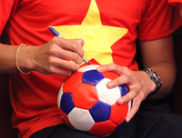 Quang Hải mượn máy ảnh chụp hình nữ MC xinh đẹp tại lễ nhận thưởng