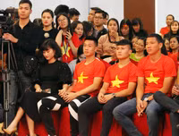 [ẢNH] Tiền vệ Huy Hùng nắm chặt tay bạn gái khi đi nhận thưởng 1 tỷ đồng