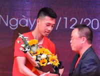 [ẢNH] Tiền vệ Huy Hùng nắm chặt tay bạn gái khi đi nhận thưởng 1 tỷ đồng