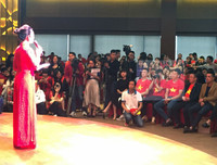 Quang Hải mượn máy ảnh chụp hình nữ MC xinh đẹp tại lễ nhận thưởng