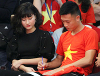 [ẢNH] Tiền vệ Huy Hùng nắm chặt tay bạn gái khi đi nhận thưởng 1 tỷ đồng