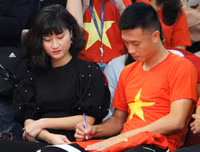 [ẢNH] Tiền vệ Huy Hùng nắm chặt tay bạn gái khi đi nhận thưởng 1 tỷ đồng