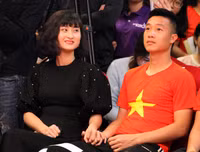 [ẢNH] Tiền vệ Huy Hùng nắm chặt tay bạn gái khi đi nhận thưởng 1 tỷ đồng