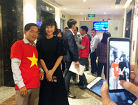 [ẢNH] Tiền vệ Huy Hùng nắm chặt tay bạn gái khi đi nhận thưởng 1 tỷ đồng