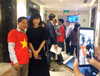 [ẢNH] Tiền vệ Huy Hùng nắm chặt tay bạn gái khi đi nhận thưởng 1 tỷ đồng