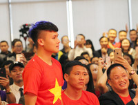 Quang Hải mượn máy ảnh chụp hình nữ MC xinh đẹp tại lễ nhận thưởng