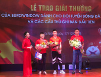 Quang Hải mượn máy ảnh chụp hình nữ MC xinh đẹp tại lễ nhận thưởng