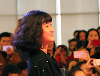 [ẢNH] Tiền vệ Huy Hùng nắm chặt tay bạn gái khi đi nhận thưởng 1 tỷ đồng