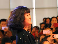 [ẢNH] Tiền vệ Huy Hùng nắm chặt tay bạn gái khi đi nhận thưởng 1 tỷ đồng