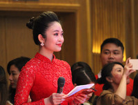 Quang Hải mượn máy ảnh chụp hình nữ MC xinh đẹp tại lễ nhận thưởng