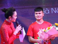 Quang Hải mượn máy ảnh chụp hình nữ MC xinh đẹp tại lễ nhận thưởng