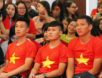 Quang Hải mượn máy ảnh chụp hình nữ MC xinh đẹp tại lễ nhận thưởng