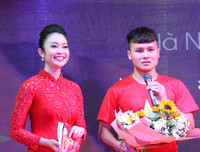 Quang Hải mượn máy ảnh chụp hình nữ MC xinh đẹp tại lễ nhận thưởng