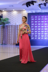 Sửng sốt trước vẻ đẹp của cô gái dân tộc Giẻ Triêng thi 