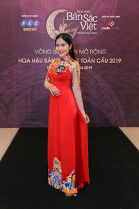 Sửng sốt trước vẻ đẹp của cô gái dân tộc Giẻ Triêng thi 