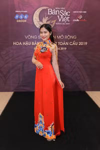 Sửng sốt trước vẻ đẹp của cô gái dân tộc Giẻ Triêng thi 