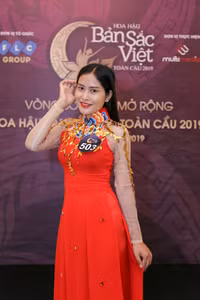Sửng sốt trước vẻ đẹp của cô gái dân tộc Giẻ Triêng thi 