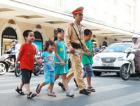 Hình ảnh người Hà Nội ứng xử văn minh, thanh lịch