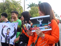 Quán quân Olympic Jin Jong-oh trổ tài bắn súng trước các xạ thủ Việt Nam