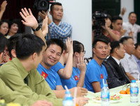 Quán quân Olympic Jin Jong-oh trổ tài bắn súng trước các xạ thủ Việt Nam