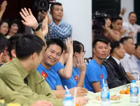 Quán quân Olympic Jin Jong-oh trổ tài bắn súng trước các xạ thủ Việt Nam