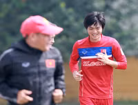 Thầy trò Hữu Thắng cười tươi rói khi ký tặng lên vai các fan nữ