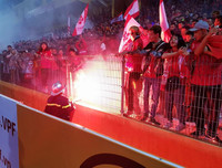 [ẢNH] Lính cứu hỏa vất vả dập tắt hàng chục quả pháo sáng trên sân Hàng Đẫy