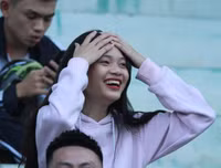[ẢNH] Fan nữ lâng lâng hạnh phúc cùng chiến thắng của THPT Hà Đông