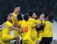 [ẢNH] Fan nữ lâng lâng hạnh phúc cùng chiến thắng của THPT Hà Đông