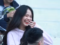 [ẢNH] Fan nữ lâng lâng hạnh phúc cùng chiến thắng của THPT Hà Đông