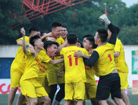 [ẢNH] Fan nữ lâng lâng hạnh phúc cùng chiến thắng của THPT Hà Đông