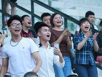 [ẢNH] Fan nữ lâng lâng hạnh phúc cùng chiến thắng của THPT Hà Đông