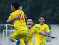 [ẢNH] Fan nữ lâng lâng hạnh phúc cùng chiến thắng của THPT Hà Đông