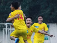 [ẢNH] Fan nữ lâng lâng hạnh phúc cùng chiến thắng của THPT Hà Đông