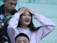 [ẢNH] Fan nữ lâng lâng hạnh phúc cùng chiến thắng của THPT Hà Đông