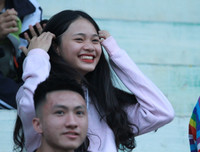 [ẢNH] Fan nữ lâng lâng hạnh phúc cùng chiến thắng của THPT Hà Đông