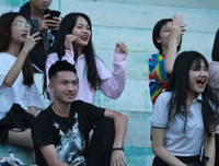 [ẢNH] Fan nữ lâng lâng hạnh phúc cùng chiến thắng của THPT Hà Đông