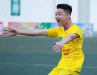 [ẢNH] Fan nữ lâng lâng hạnh phúc cùng chiến thắng của THPT Hà Đông