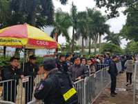 [ẢNH] Nhiều CĐV hớn hở nhận vé xem chung kết lượt về AFF Cup 2018