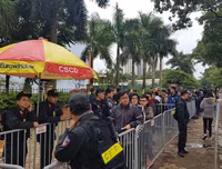 [ẢNH] Nhiều CĐV hớn hở nhận vé xem chung kết lượt về AFF Cup 2018