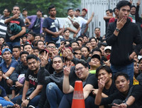 [ẢNH] Người Malaysia mang cả chăn, chiếu đi mua vé xem chung kết