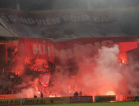 [ẢNH] Trận Hà Nội - Hải Phòng gián đoạn vì pháo sáng của cổ động viên quá khích