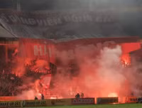 [ẢNH] Trận Hà Nội - Hải Phòng gián đoạn vì pháo sáng của cổ động viên quá khích