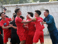 [ẢNH] Nữ CĐV lau nước mắt, an ủi cầu thủ Thạch Bàn sau thất bại