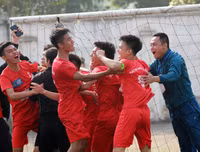 [ẢNH] Nữ CĐV lau nước mắt, an ủi cầu thủ Thạch Bàn sau thất bại